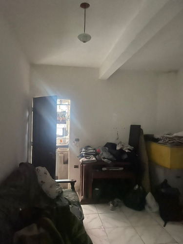 Casa Com 6 Quartos, Galpão E Banheiro.