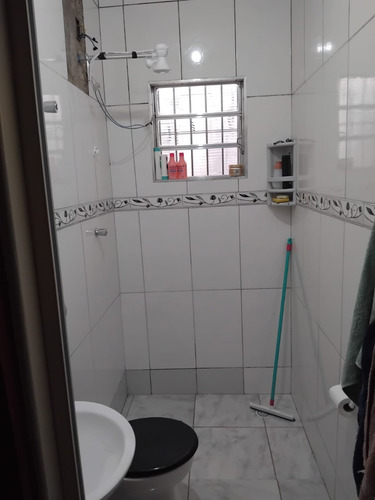Casa Com 6 Quartos, Galpão E Banheiro.