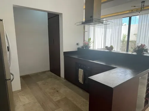 Casa De 3 Rec. En Privada Con Paneles Solares, Cerca De Altabrisa. Boreana