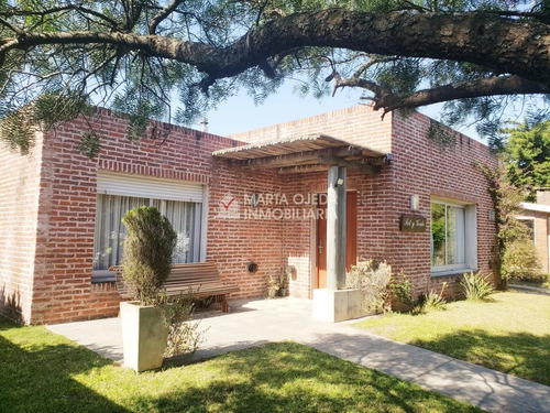 Casa Próximo A Colegios , Supermercados Y Shopping 