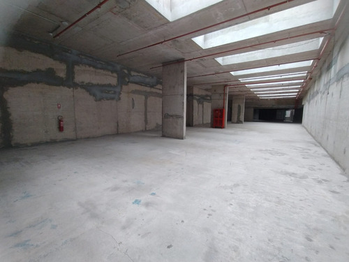 Increíble Local Comercial De 974m2 En Arriendo En Vitacura.