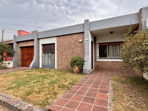 Casa En Urca, 2 Dormitorios, 1 Baño, Patio Y Cochera Cubierta Para 2 Vehículos, En José Cortejarena Al 4500, 