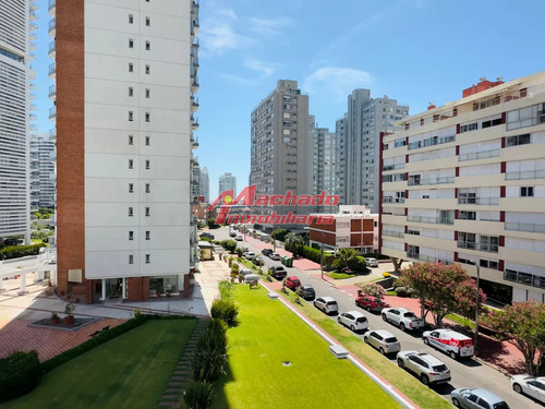 Apto En Venta, 1 Dormitorio Y Medio, Excelente Ubicación, Punta Del Este.