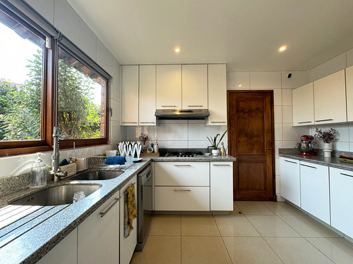 Casa Chilena | 5 Dormitorios + Estar Y Servicio