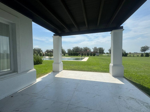 Casa En Venta En Chacras De Pergamino Con Pileta