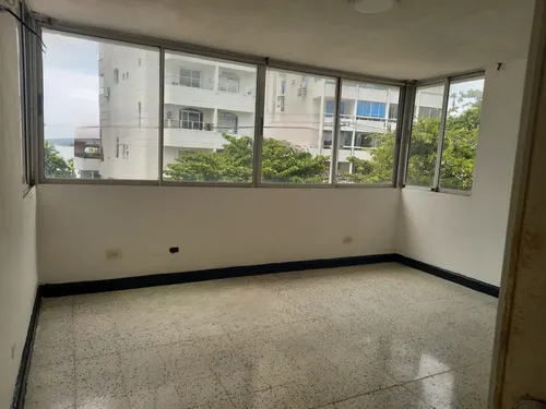 Apartamento Cerca Al Mar, Con Amplios Espacios Y Excelente Ubicación Cod. 54445