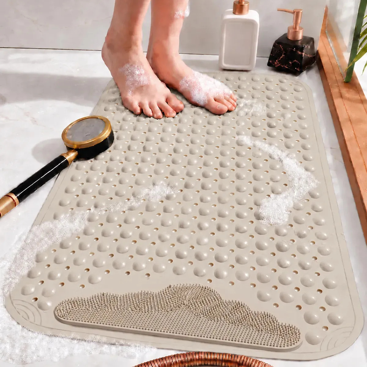 Bege/Tapete de banho antiderrapante 80x50cm em PVC com ventosas. Ideal para box e chuveiro doméstico, garante segurança para idosos, crianças e gestantes, evita quedas no banho.