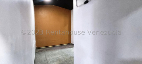 Local Comercial En Venta En Las Mercedes Cabudare Consta De 3 Locales En Uno Con Maravillosa Distribución, Área De Cocina, Oficina Y Un Baño Gabriela C.