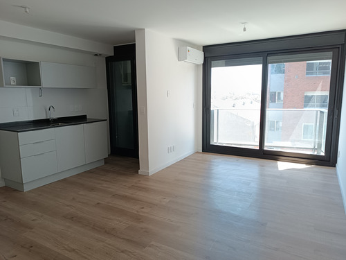 Apartamento A Estrenar De Dos Dormitorios Con Balcón, Piso 6-centro