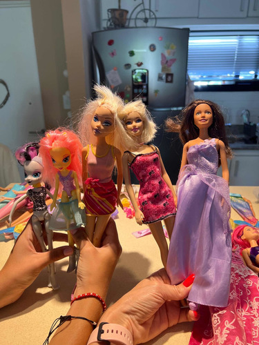 Imagen 9 de 10 de Lote De 11 Barbies Y Dos My Litle Pony Girls, Ropa Y Zapatos