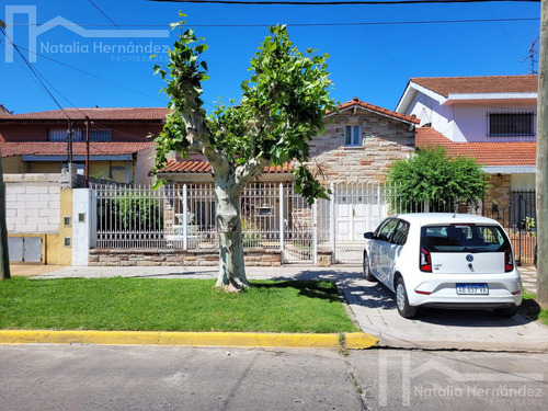 Casa De 3 Ambientes, Excelente Ubicación, Gran Lote,amplio Fondo Libre Y Piscina!!