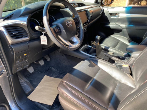 Imagen 7 de 8 de Toyota Hilux Srv 4x4 2019 Línea 2020