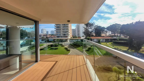 Apartamento De 2 Dormitorios En Venta En Punta Del Este, Edif. Chronos