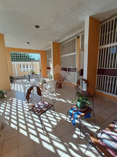 Imagen 2 de 11 de Amplia Casa Con Excelente Ubicación, En La Urb. Chuparin De Puerto La Cruz