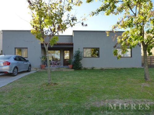 Casa En Venta En El Cantón Barrio Puerto