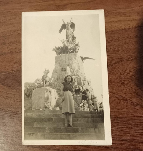 Fotografía Foto Mujer Posando En Monumento Blanco Y Negro. (Usado)