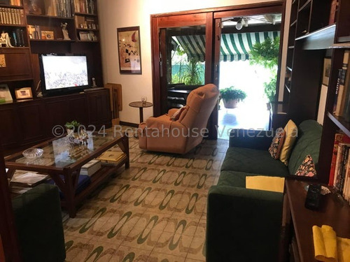 Hermosa Casa De Una Planta Con Grandes Espacios Y Bella Terraza En Santa Paula. Mls # 25-13494 Lp