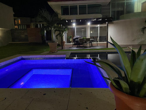 Residencia En Venta En Costa De Oro, Alberca, Jardín, Cochera Para 5 Autos.