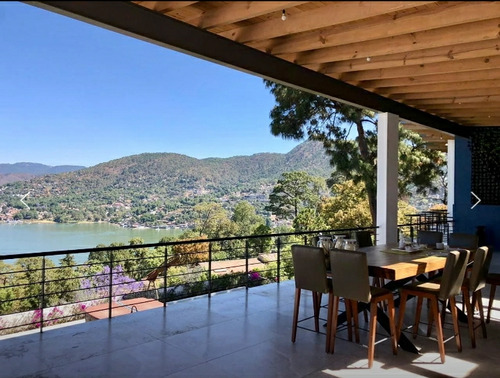 Excepcional Casa En Venta En Avándaro, Con Vista Al Lago.