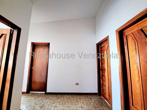 Luis Quiroz Vende Casa Con Amplio Metraje En El Trigal Norte Valencia, Ideal Para Ser Remodelada Lq 25-20597