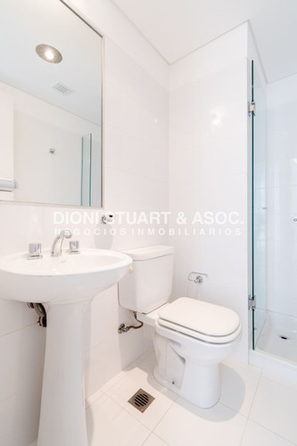 Moderno Apartamento Sobre Playa Brava En Torre Le Parc, Cuenta Con Dos Dormitorios Más Dependencia De Servicio. Punta Del Este