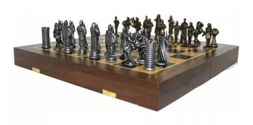 Tabuleiro de xadrez de madeira com figuras de xadrez prontas para