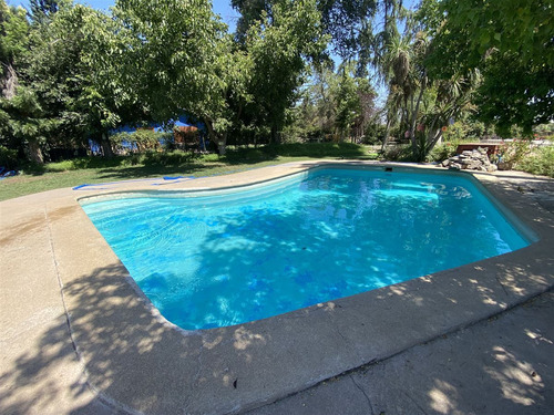 Casa En Venta De 8 Dorm. En Colina