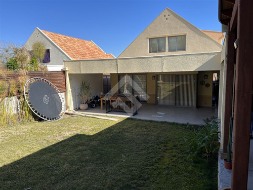 Casa En Venta De 3 Dorm. En La Florida