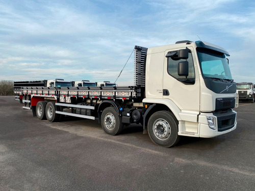 Imagem 7 de 10 de Caminhão Volvo Vm 330 8x2 22/22 - Carroceria De Madeira