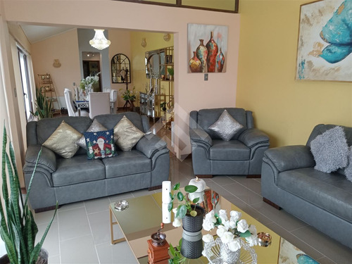 Casa En Venta De 4 Dorm. En Maipú