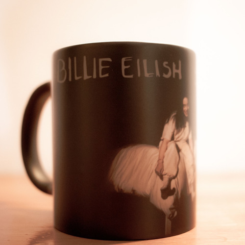 Imagen 2 de 5 de Taza Magica Billie Eilish. Diseño Asleep. Único Modelo