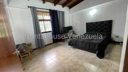 Cómoda Y Acogedora Casa De Múltiples Niveles En Venta Ubicada En La Trinidad 25-17807