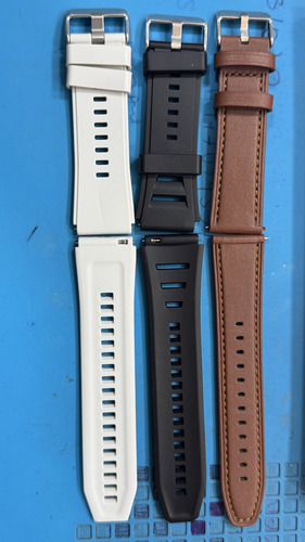 Reloj inteligente Blulory Rts con carcasa negra y brazalete blanco, bisel gris, diseño de pulsera milanesa