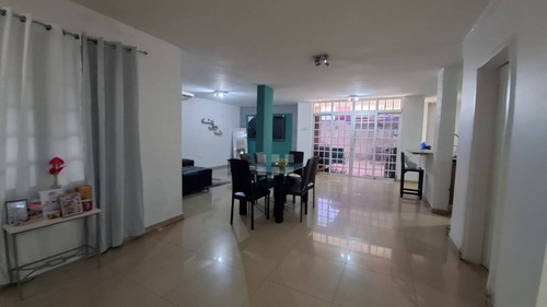 Amplio Townhouse En Venta - Laguna Blanca Ii - Nueva Barcelona