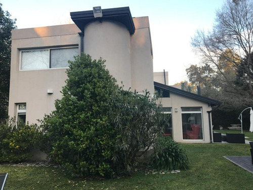 Casa Moderna En Abril Cc Con Gran Parque Y Quincho