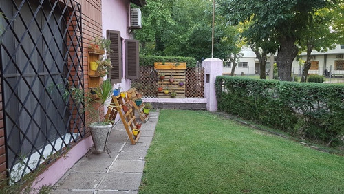 Imagen 3 de 11 de Casa En Esquina Del Barrio Dálmine