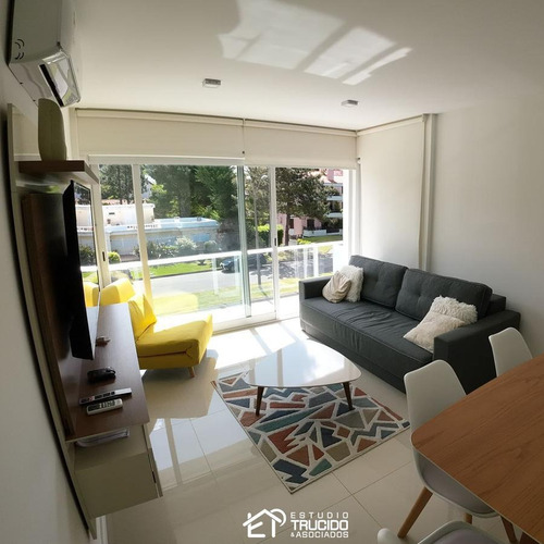 Imagen 2 de 14 de Alquiler Temporal ! Parada 18 Playa Mansa, 1 Dormitorio, Balcón, Excelentes Amenities.