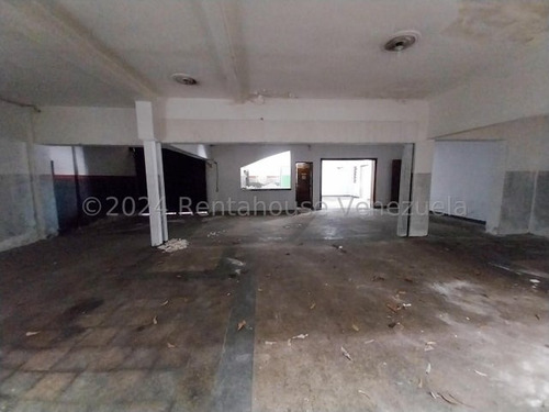 Ag. Vende Excelente Local De 2 Niveles Con Puestos De Estacionamiento A Pie De Calle Ubicado En Santa Monica