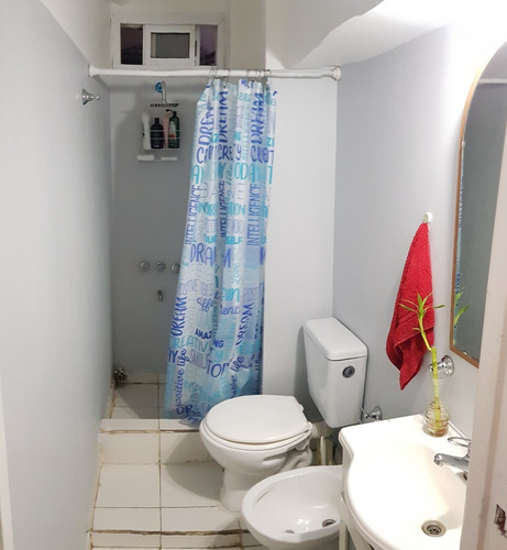 Imagen 21 de 30 de Uruguay Al 100. Semipiso. 3 Ambientes. 2 Dormitorios. Superficie 60 M2. Piso 2. Al Frente A La Calle. Balcón. Detalles De Categoría. Pisos De Roble De Eslavonia Con Guardas En Recepción Y Dormitorios.