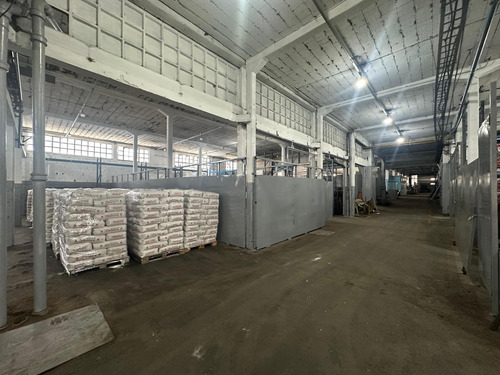 Galpón De 200 M2 - Lomas Del Mirador - Alquiler