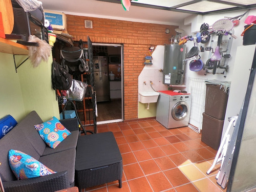 Triplex 108m2 Living, Comedor, Toilette, Cocina, Quincho (c/lav), Patio(c/parr), 3 Dor Y Baño. Video