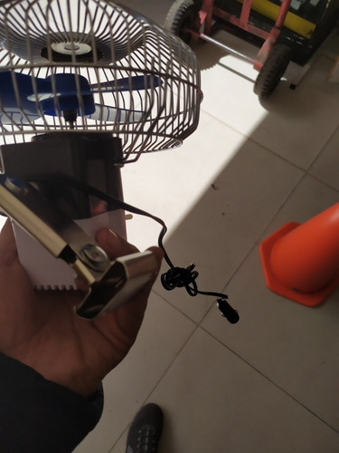Imagen 4 de 6 de Ventilador Giratorio Para Carro Con Soporte Metalico 12 Volt
