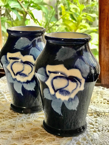 Antiguo Par De Floreritos Violetero De Loza Azul Con Rosas