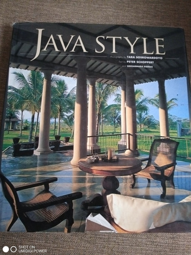 Java Style. Peter Schoppert (text) Tara Sosrowardoyo (photo) (Usado)