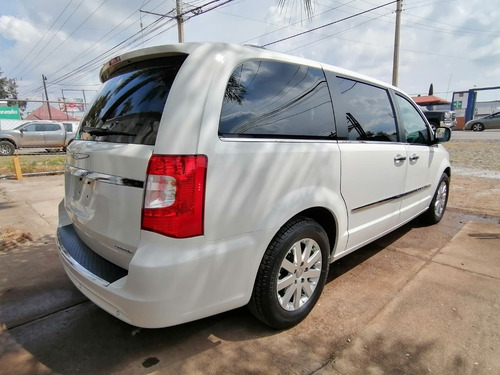 Imagen 4 de 15 de Chrysler Town Country Limited 2011