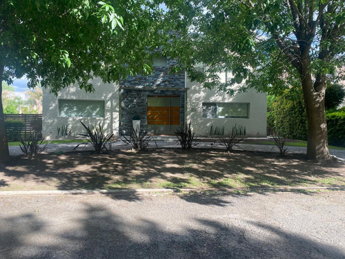 Casa En Venta - 5 Dormitorios 4 Baños - Hudson