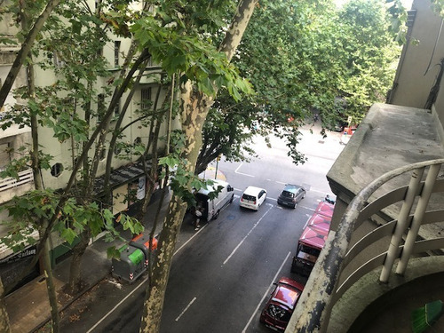 Imagen 12 de 14 de Juan Paullier Y 18 De Julio Al Frente Con Balcón