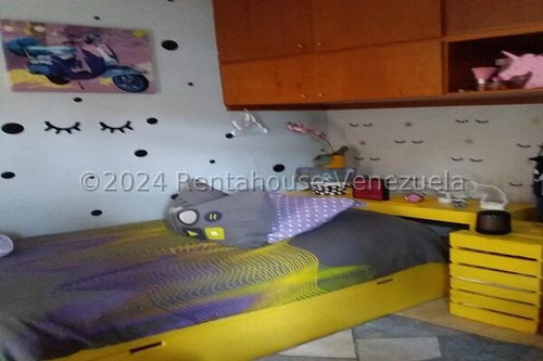 En Venta Casa Varios Niveles Ubicada En Buena Zona Del Hatillo 24-28093