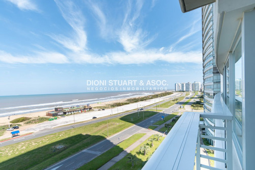 Moderno Apartamento Sobre Playa Brava En Torre Le Parc, Cuenta Con Dos Dormitorios Más Dependencia De Servicio. Punta Del Este