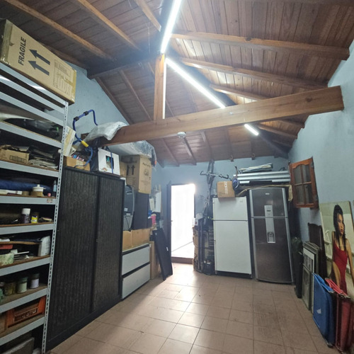 Excelente Chalet De 4 Amplios Ambientes Sobre Lote De 12,99 X 51, Con Garage Cubierto Para 3 Autos, Galeria Con Parrilla, Fondo Y Quincho. Excelente Estado. Nuevo Valor